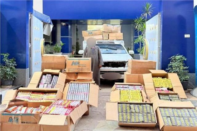 القبض علي عامل يدير ورشة لتصنيع الألعاب النارية بالفيوم 1 القبض علي عامل يدير ورشة لتصنيع الألعاب النارية بالفيوم