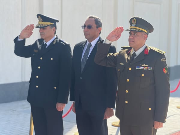 محافظ قنا و مدير الأمن يضعان إكليلًا من الزهور على النصب التذكاري للشهداء الشرطه 1 محافظ قنا و مدير الأمن يضعان إكليلًا من الزهور على النصب التذكاري للشهداء الشرطه