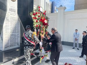  محافظ قنا و مدير الأمن يضعان إكليلًا من الزهور على النصب التذكاري للشهداء الشرطه