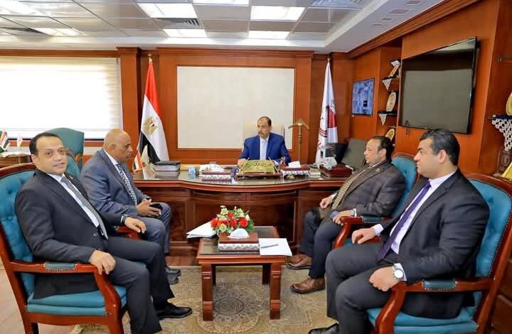 محافظ سوهاج يلتقي وفد  الشباب والرياضة لمناقشة عدد من المشروعات الرياضية