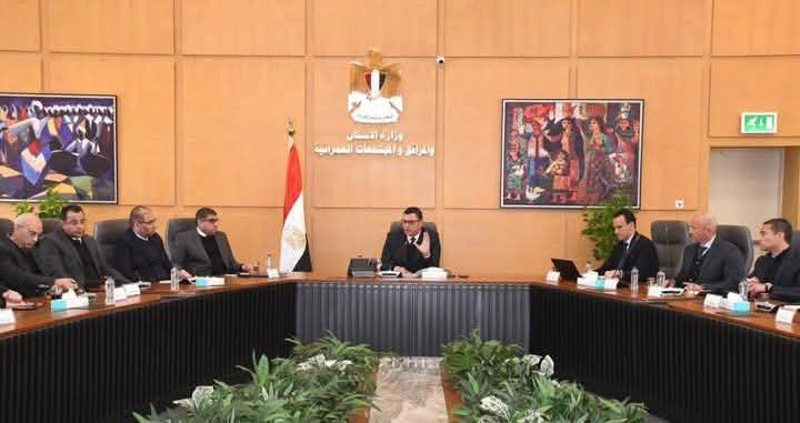 وزير الإسكان يتابع سير العمل بمنطقة الأعمال المركزية بالعاصمة الإدارية الجديدة 