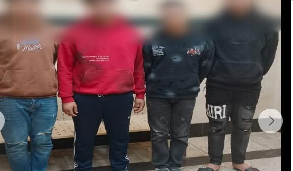 4 طلاب مدرسة بمنطقة الدرب الأحمر في القاهرةيعتدون على زميلهم بالضرب وينشرون صوره