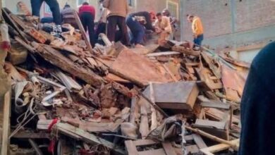 السلطات تبحث عن الضحايا المفقودين في حادث إنهيار عقار سكني بالبحيرة