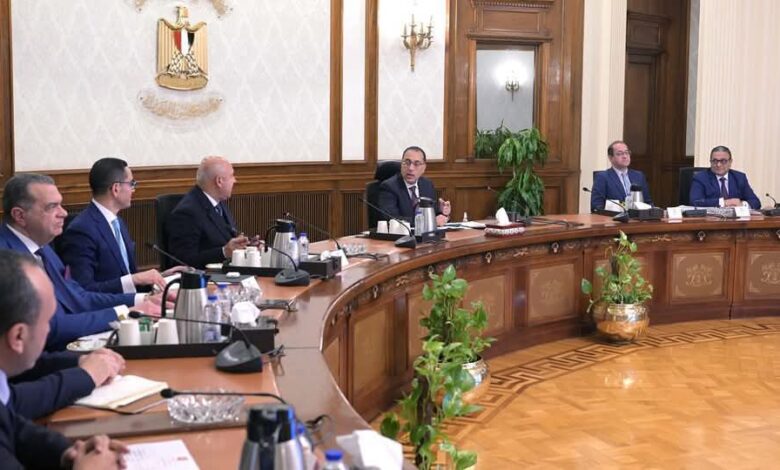 رئيس الوزراء يتابع الموقف التنفيذي للإفراج الجمركي عن البضائع
