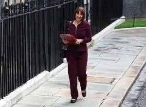 وزيرة خزانة بريطانيا تزور الصين لإنعاش المحادثات الاقتصادية