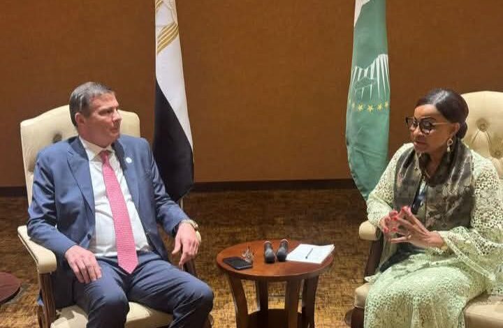 وزير الزراعة يلتقي مفوض الزراعة والتنمية الريفية بالاتحاد الافريقي في ختام "قمة أوغندا"