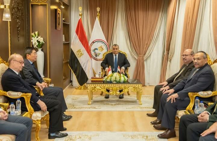 وزير الدولة للإنتاج الحربى يستقبل سفير سنغافورة لبحث الفرص الاستثمارية