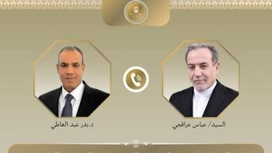 وزير الخارجية والهجرة يتلقي اتصالاً هاتفياً من وزير خارجية إيران