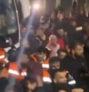 فرحة فلسطينية بتحرير الأسرى من السجون الاسرائيلية..ودعوات لتفويت الفرصة على الاحتلال 2 فرحة فلسطينية بتحرير الأسرى من السجون الاسرائيلية..ودعوات لتفويت الفرصة على الاحتلال