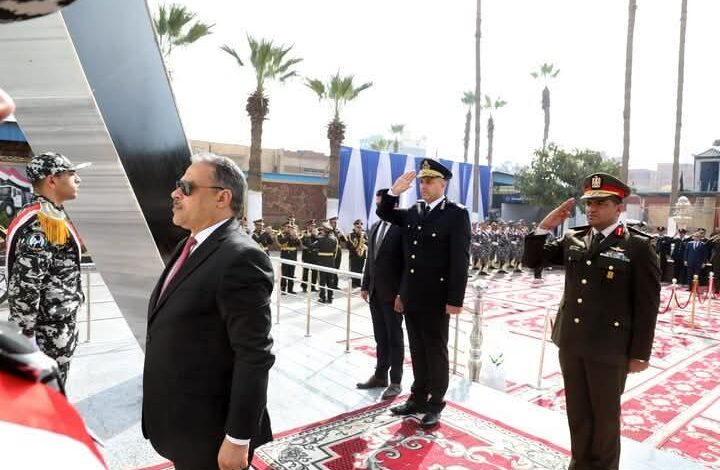 محافظ الشرقية ومدير الأمن يضعان إكليلاً من الزهور على النصب التذكاري لشهداء الشرطة بالزقازيق