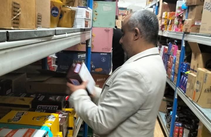 صحة مطروح: ضبط وإعدام ما يقرب من نصف طن مواد غذائية فاسدة بأماكن عدة 1 صحة مطروح: ضبط وإعدام ما يقرب من نصف طن مواد غذائية فاسدة بأماكن عدة