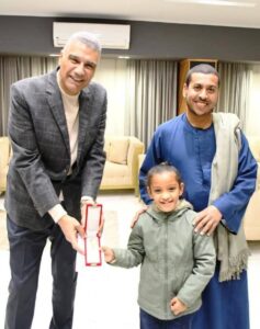 محافظ أسوان يكرم الطفلة " يمنى أحمد " لصوتها المتميز لإلقاءها إبتهالات دينية بذكرى الإسراء والمعراج