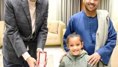 محافظ أسوان يكرم الطفلة " يمنى أحمد " لصوتها المتميز لإلقاءها إبتهالات دينية بذكرى الإسراء والمعراج