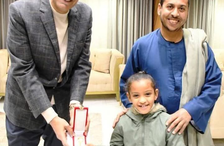محافظ أسوان يكرم الطفلة " يمنى أحمد " لصوتها المتميز لإلقاءها إبتهالات دينية بذكرى الإسراء والمعراج
