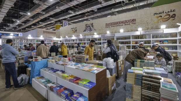 معرض الكتاب يتخطى حاجز المليون ونصف المليون زائر خلال أيامه الأولى 1 معرض الكتاب يتخطى حاجز المليون ونصف المليون زائر خلال أيامه الأولى
