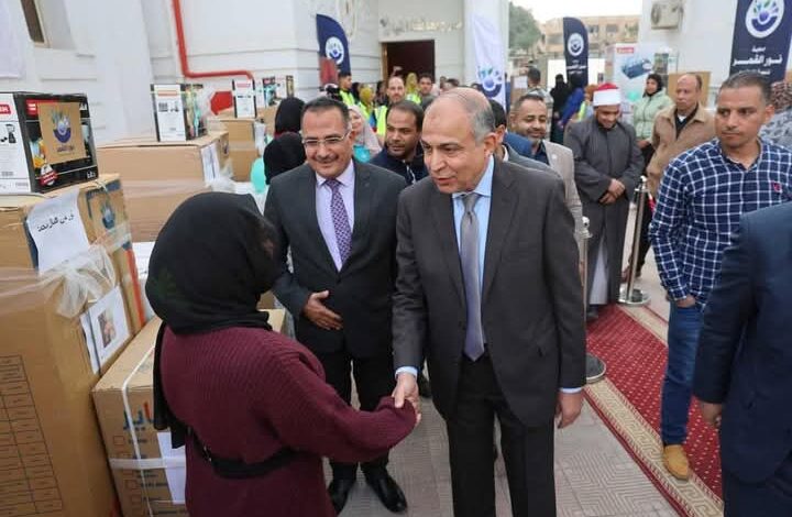 محافظ المنيا يسلم أجهزة كهربائية لـ 20 عروسًا مقدمة من جمعية نور القمر 1 محافظ المنيا يسلم أجهزة كهربائية لـ 20 عروسًا مقدمة من جمعية نور القمر