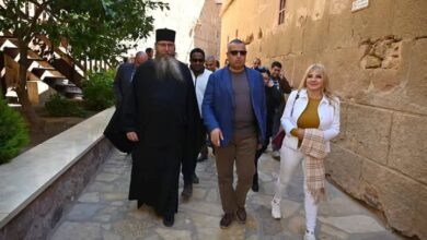 محافظ جنوب سيناء يجري زيارة لدير سانت كاترين ويستعرض مشروع التجلي الأعظم 