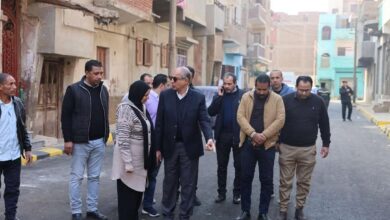 محافظ المنيا يتفقد أعمال الرصف ورفع كفاءة الطرق ضمن الخطة الاستثمارية