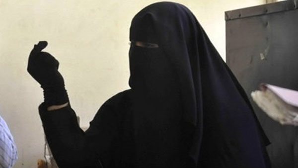 دخلت إلي البلد بطريقة غير قانونية وبسبب خوفها من تعرضها لمسائل قانونية قررت الأحتفاظ بجثة زوجها 