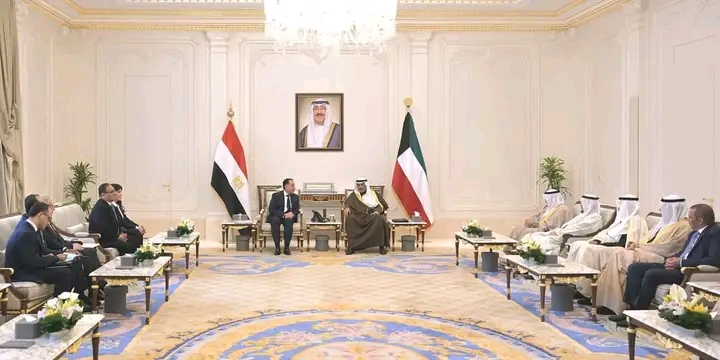 ولي عهد الكويت يستقبل رئيس الوزراء لبحث أوجه التعاون والتنسيق في عدد من القضايا والموضوعات
