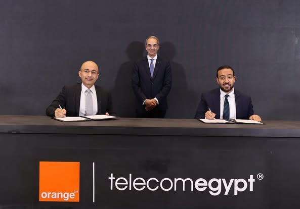 وزير الاتصالات يشهد توقيع اتفاقيات استراتيجية بين "المصرية للاتصالات" و"اورنچ مصر" 1 وزير الاتصالات يشهد توقيع اتفاقيات استراتيجية بين "المصرية للاتصالات" و"اورنچ مصر"