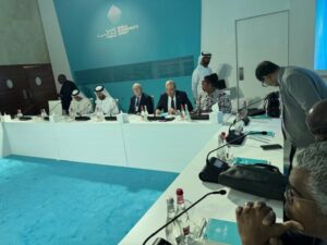 وزير الطيران يشارك في جلسة حوارية تحت عنوان "مواجهة التحديات وتعزيز الاستدامة للطيران المدني"
