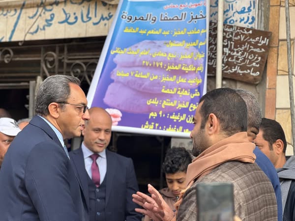 محافظ قنا يفاجئ مخبزًا بلديًا بنجع حمادي والمواطنون يشيدون بجودة الخبز
