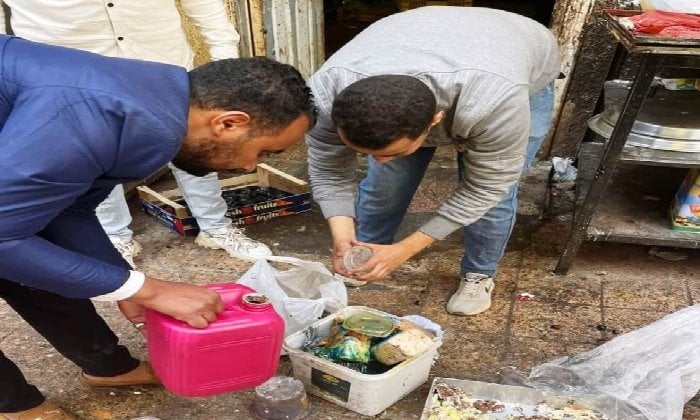  ضبط وإعدام 370 كجم منتجات غذائية منتهية الصلاحية ومجهولة المصدر بأسوان