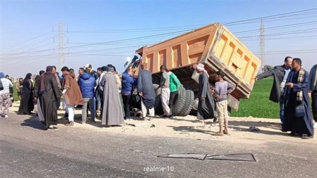 مصرع طالبين بـ” هندسة سوهاج” في تصادم تريلا وسيارة ملاكي بطريق الكوامل