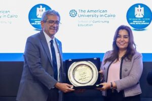 وزيرة التنمية تشهد حفل تخريج 40 متدرباً من الوزارة والمحافظات بعد حصولهم على برنامج بالجامعة الأمريكية 2 وزيرة التنمية تشهد حفل تخريج 40 متدرباً من الوزارة والمحافظات بعد حصولهم على برنامج بالجامعة الأمريكية