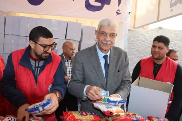 رئيس جامعة المنوفية يشارك فى تعبئة كراتين قافلة إغاثية إلى أهالي غزة 1 رئيس جامعة المنوفية يشارك فى تعبئة كراتين قافلة إغاثية إلى أهالي غزة