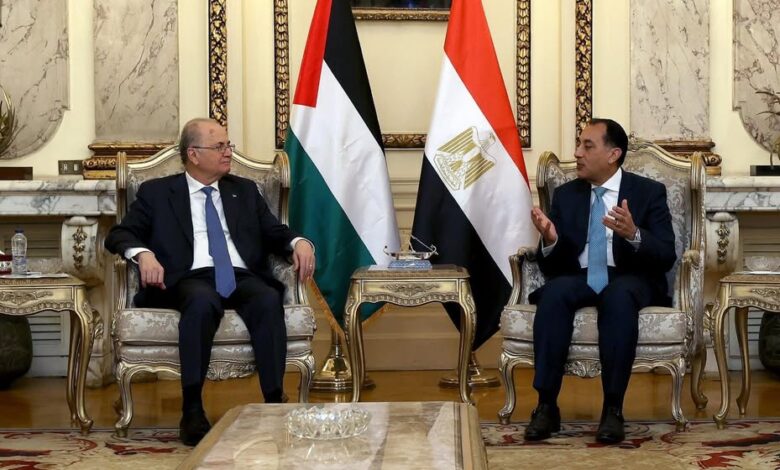 "رئيس وزراء فلسطين" يبحث مع نظيره المصري تعزيز الجهود الإغاثية والإنسانية 1 "رئيس وزراء فلسطين" يبحث مع نظيره المصري تعزيز الجهود الإغاثية والإنسانية