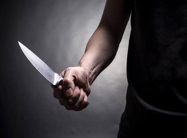 عامل نظافة ينهي حياة صديقه طعنًا بالعجوزة