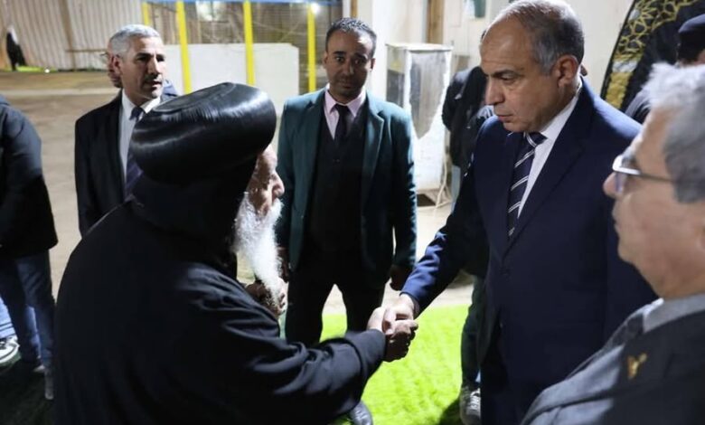 محافظ المنيا يقدم واجب العزاء في وفاة الأنبا اغابيوس