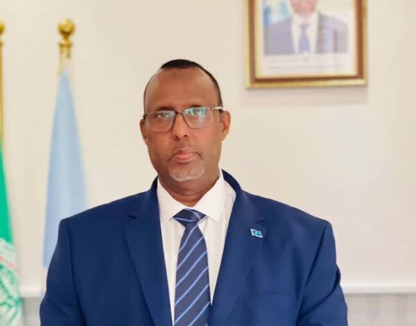 سفير الصومال لدى مصر والمندوب الدائم بجامعة الدول العربية يهنئ جيبوتي بفوزها برئاسة الاتحاد الأفريقي