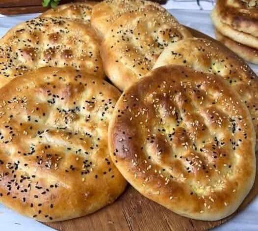 الخبز التركي الهش بدون عجن فقط بالماء والدقيق 1 الخبز التركي الهش بدون عجن فقط بالماء والدقيق