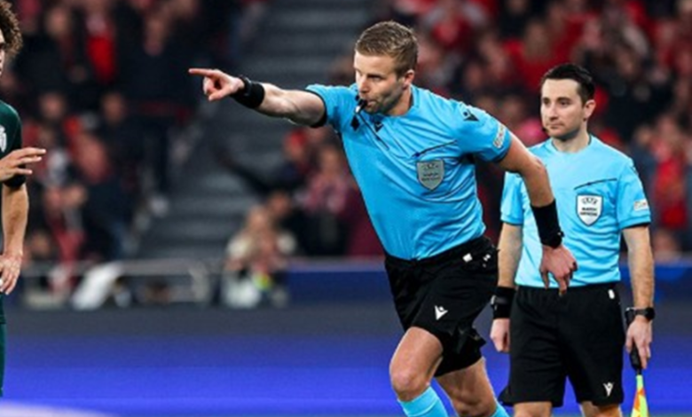 مشجع يعرض المال على الحكم في دوري أبطال أوروبا.. وبعدها بلحظات يحصل فريقه على ركلة جزاء 1 مشجع يعرض المال على الحكم في دوري أبطال أوروبا.. وبعدها بلحظات يحصل فريقه على ركلة جزاء