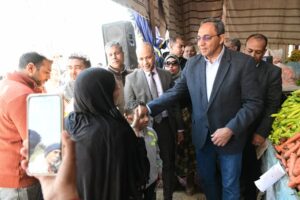 محافظ قنا يفتتح سوق اليوم الواحد بمدينة قوص لتوفير السلع بأسعار مخفضة 2 محافظ قنا يفتتح سوق اليوم الواحد بمدينة قوص لتوفير السلع بأسعار مخفضة