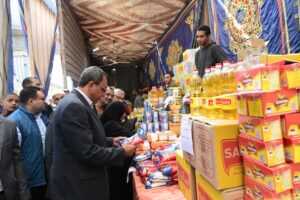 محافظ قنا يفتتح سوق اليوم الواحد بمدينة قوص لتوفير السلع بأسعار مخفضة 3 محافظ قنا يفتتح سوق اليوم الواحد بمدينة قوص لتوفير السلع بأسعار مخفضة