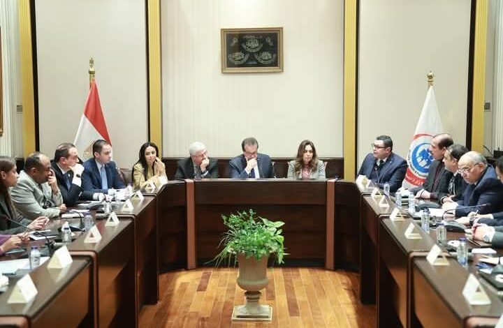 وزير الصحة يرأس الاجتماع الوزراي الأول للجنة التنفيذية الخاصة باستقبال المصابين الفلسطنيين 1 وزير الصحة يرأس الاجتماع الوزراي الأول للجنة التنفيذية الخاصة باستقبال المصابين الفلسطنيين