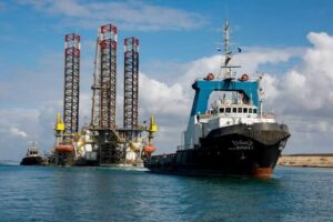 حركة الملاحة بقناة السويس تشهد عبور الحفار ADMARINE260 ، وذلك من خلال قطره وتوجيهه