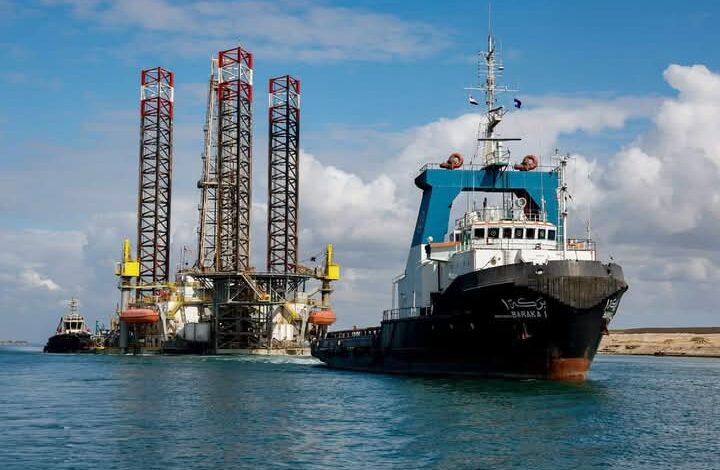 حركة الملاحة بقناة السويس تشهد عبور الحفار ADMARINE260 ، وذلك من خلال قطره وتوجيهه