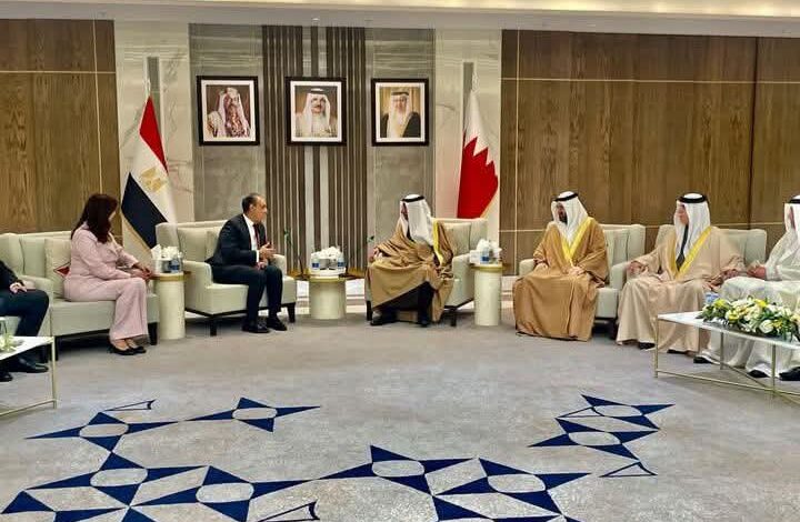 وزير الخارجية يعرب عن التطلع لضخ المزيد من الاستثمارات البحرينية بمصر