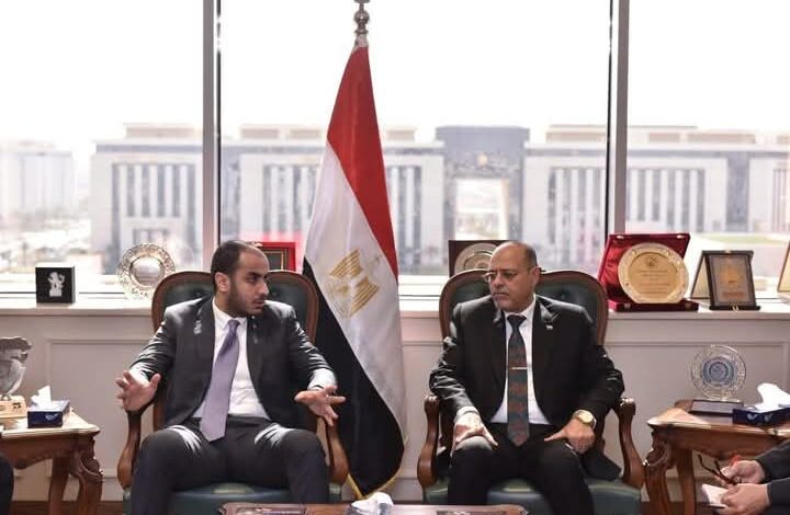 وزير العمل يلتقي وفدًا من شركة البويات والصناعات الكيماوية 