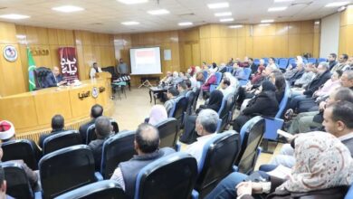 محافظ المنيا يكرم موظفى إدارة خدمة المواطنين تقديرًا لجهودهم