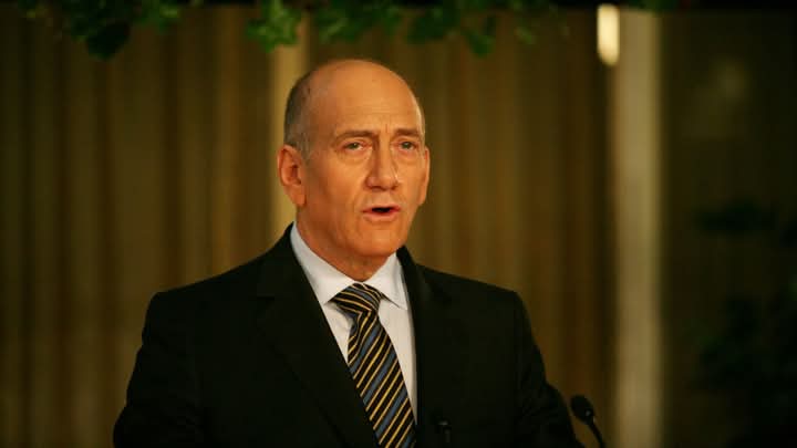 رئيس وزراء إسرائيل السابق: غزة فلسطينية ولا نملكها 