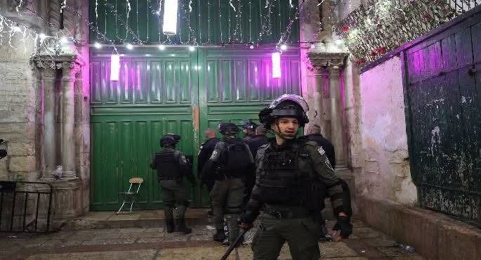 مستوطنون إسرائيليون يقتحمون المسجد الأقصى تحت حماية شرطة الاحتلال