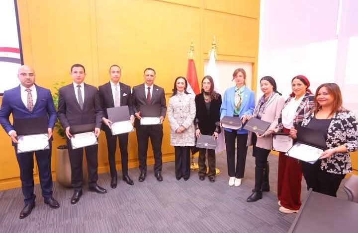 وزيرة التضامن تكرم فريق الوزارة المشارك في ملف حقوق الإنسان بجنيف 1 وزيرة التضامن تكرم فريق الوزارة المشارك في ملف حقوق الإنسان بجنيف