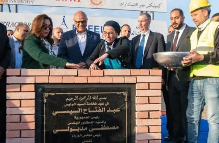 وزيرتا البيئة والتنمية المحلية ومحافظ القليوبية يضعون حجر الأساس للمحطة الوسيطة بالمرصفة