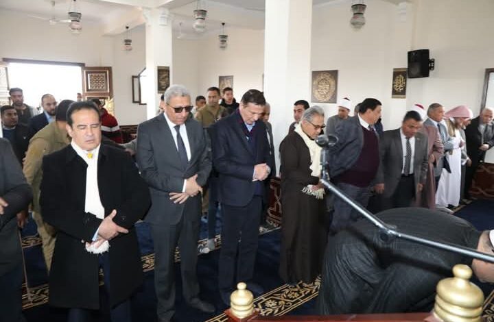 وزير الزراعة يؤدي صلاة الجمعة بمسجد الوهاب الرزاق بإحدى قرى الاستصلاح بالنوبارية